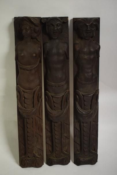 null Trois grotesques en bois sculptés

H. : 54.5cm