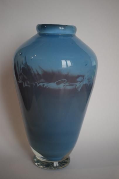 null JUTEAU Olivier né en 1955

Vase en verre soufflé ;décor intercalaire gris sur...