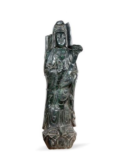 null Importante statue pierre dure représentant la déesse de l'amour. 

Ht. 93 cm,...