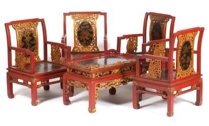 null Salon Chinois 

composé de quatre fauteuils et une table basse en bois laqué...