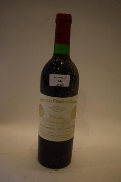 null 1 bouteille CH. CHEVAL-BLANC, 1° Grand cru St-Emilion 1976 (es) 	

