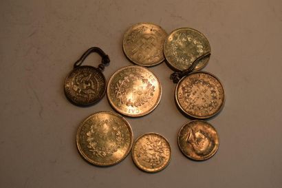 null Lot de pièces en argent comprenant : 

- 2 pièces de 50 francs Hercule de 1975

-...