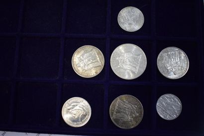null Lot de pièces en argent comprenant : 

- 1 pièce de 50 francs Hercule (1977)

-...