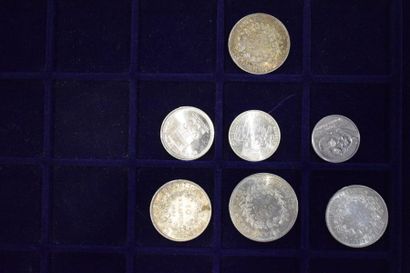 null Lot de pièces en argent comprenant : 

- 1 pièce de 50 francs Hercule (1977)

-...