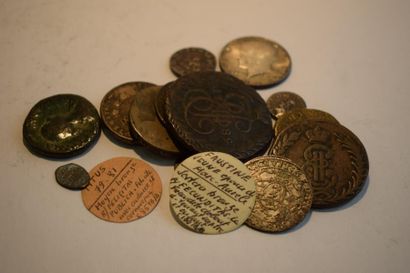 null Un lot de monnaies divers composé de monnaies romaines dont 1 denier de la République...