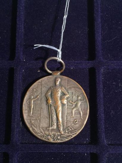 null [ Escrime ] [ Algérie ]

Médaille en bronze argenté. 

Au revers : Lycée d'Alger...