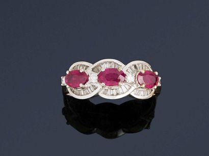 null Bague en or gris 18K(750) sertie de trois rubis ovales et de quatre diamants...