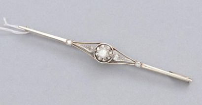 null Broche barrette en or gris 18K(750) et platine sertie d'un diamant taille ancienne...