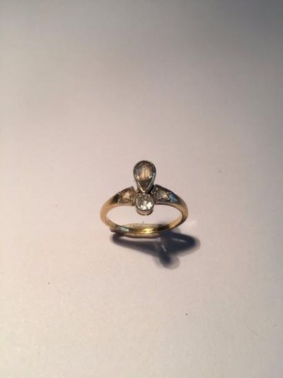 null Bague en or jaune 18K (750) et platine ornée d'un diamant piriforme taillé en...