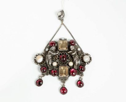 null Pendentif en argent ornée de perles, pierres de couleurs et amours. 

Poids...