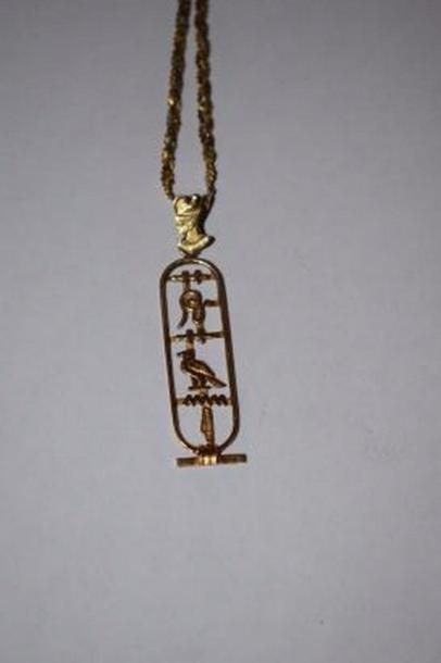 null Une chaine et un pendentif egyptien en or jaune

7,4 g 