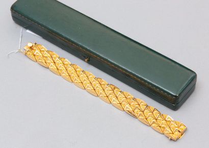 null Un bracelet en or jaune 18k (750) à maille losange. 

Travail des années 50....