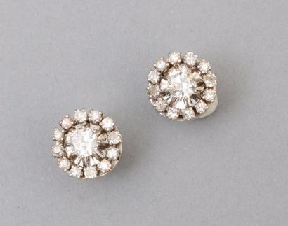 null Paire de clous d'oreilles en or gris 18k (750) ornés chacun d'un diamant (env....