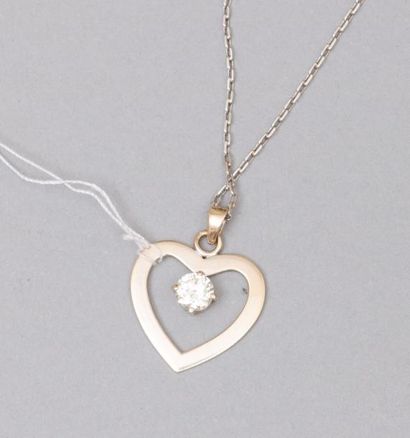 null Chaine et son pendentif coeur en or gris 18k (750) retenant en son centre une...