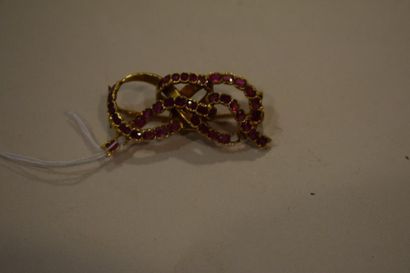 null Broche noeuf en or jaune 18k (750) sertie de petits rubis.

Poids brut : 8.32...