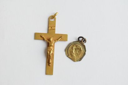 null Croix en or jaune 18k (750)

On y joint une médaille en métal 

Poids de l'or...