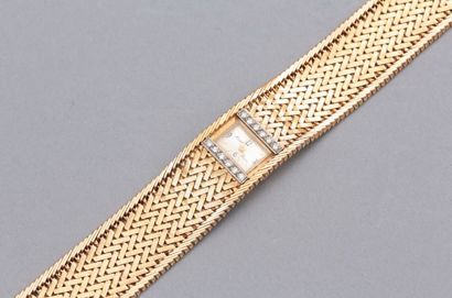 null Montre bracelet de dame en or jaune 18k (750), la lunette sertie de diamants...