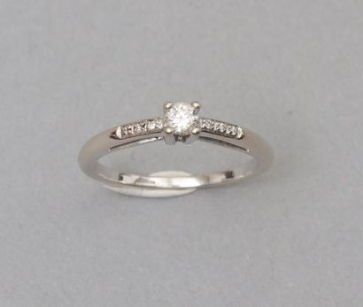 null MAUBOUSSIN 

Solitaire en or gris 18k (750) sertie d'un diamant 

Poids brut...