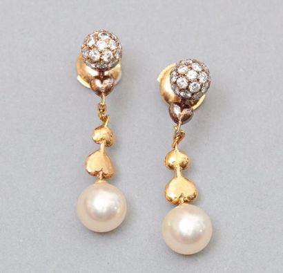 null Paire de pendant d'oreille en or jaune 18k (750) orné chacun d'une perle de...