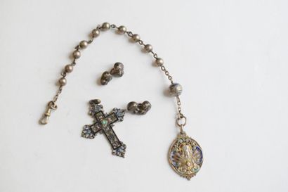 null Lot de bijoux en argent comprenant un pendentif croix émaillé, un bracelet boule...