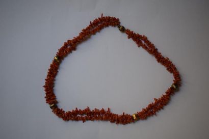 null Collier deux rangs de batonnets de corail et métal doré