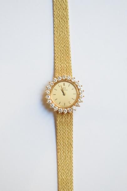 null OMEGA 

Montre bracelet de femme en or jaune 18k (750), boitier rond orné de...