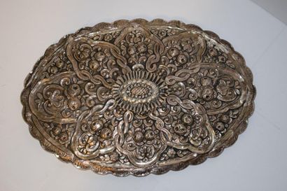 null Miroir ovale en argent, la bordure polylobée, à décor au repoussé de fleurs...