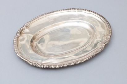 null Petit plat chantourné en argent.

Poids : 364 g ; L : 23 cm