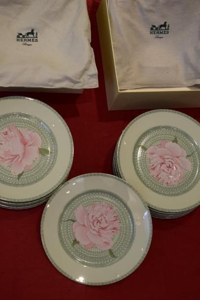 null 12 assiettes Hermes en porcelaine de Limoges, modèle Pivoine, céladon