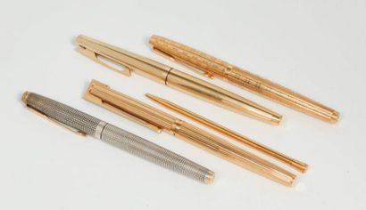 null Un lot de stylos composé de deux stylos Parker, un Sheaffer, un Waterman plume...
