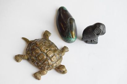 null [ Objet de vitrine ]

Lot de trois animaux en bronze :

Tortue, L. : 8,4 cm...