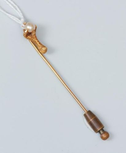 null Epingle de cravate en or jaune 18K(750) ornée d'un serre retenant une demi-perle.

XIX...