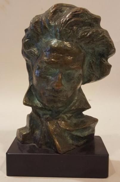 null LE FAGUAYS Pierre (1892-1962)

Beethoven

bronze signé en bas à droite

Ht....