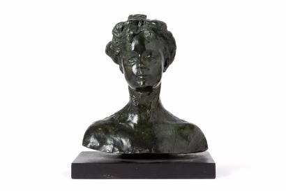 null RODIN Auguste, d'après

Buste de femme

bronze à patine verte sur socle en bois...
