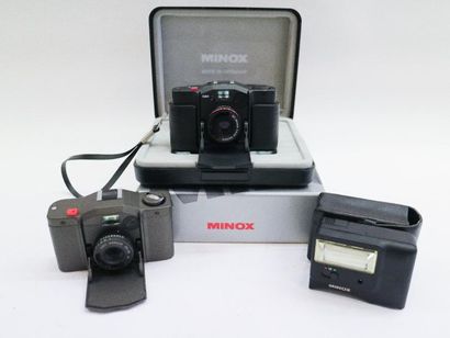 null Lot de deux appareils : Minox GT-E, objectif MC Minoxar 2.8/35mm, avec étui...