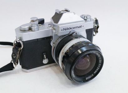null Nikkormat. Nikon, n° FT2 5245925. Objectif Nikon Nikkor-N Auto 1:2.8/24mm, n°313932....