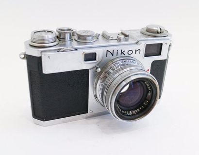 null Nikon. Nippon Kogaku Tokyo. Boitier n°6166954. Objectif Nikkor H-C 1:2/5cm Nippon...