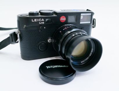 null Leica M6 TTL. Leitz, n°2594876, 2000. Objectif Voigtländer MC Color-Heliar f2.5/75mm,...