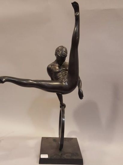 null ECOLE MODERNE

Le Saltimbanque,

Bronze à patine noire

ht : 69 cm