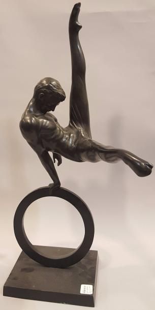 null ECOLE MODERNE

Le Saltimbanque,

Bronze à patine noire

ht : 69 cm