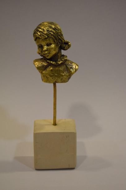null Sujet en bronze doré, buste de fillette sur un socle en marbre. 

monogrammé...