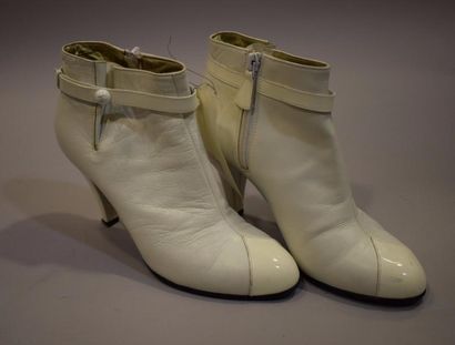 null CHANEL
Paire de bottines blanches
Usures 
T 36 1/2 