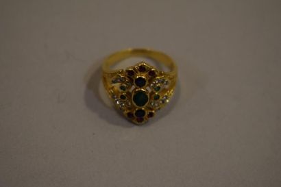 null Bague en or jaune 18k (750) décor de saphir, emeraude et diamants. 

Poids:...