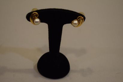 null Paire de clips d'oreilles en or jaune 18k (750) ornés d'une perle. 

Poids brut:...