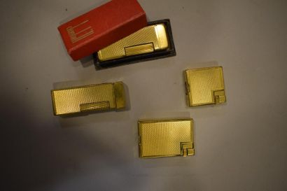 null DUNHILL 

Lot comprenant 4 briquets en métal doré dont un dans son écrin 