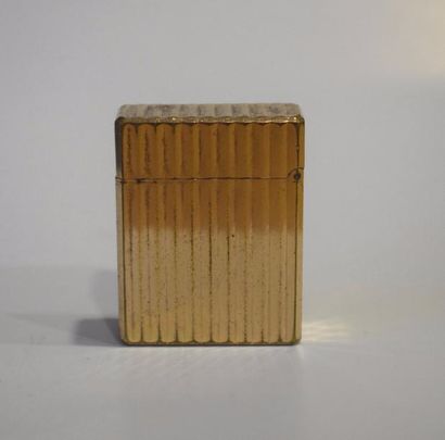 null S.T. DUPONT

Un briquet rectangulaire en métal doré (micro-rayure d'usage).

S.T....