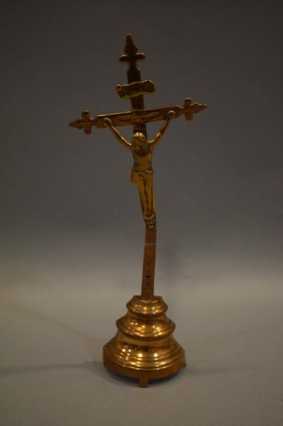 null Crucifix laiton et bronze reposant sur une base moulurée.
Restaurations, traces...
