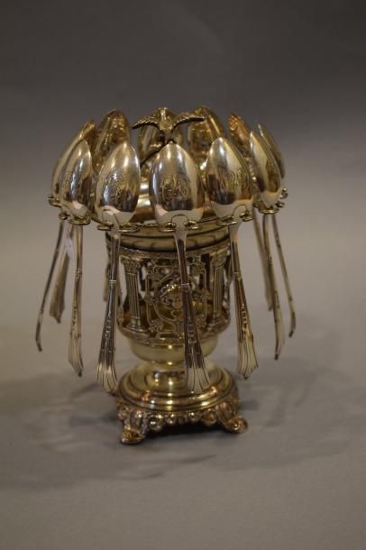 null Présentoir à cuillères en métal argenté figurant un vase à décor antique posant...