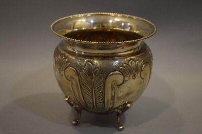 null Vase en argent (925/1000e) reposant sur quatre pieds décor de feuilles, le corp...