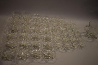 null BACCARAT

Service en cristal composé de un broc, 12 verres à vin, 12verres à...